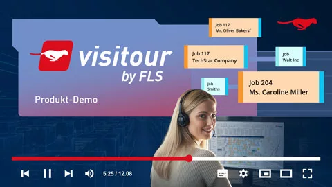 Solvares Field Service Produkt-Demo von VISITOUR by FLS mit Frau mit Headset, eingeblendeten Auftragskarten und Videosteuerung
